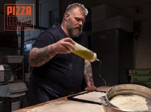 Gabriele Bonci mentre prepara la pizza in teglia|