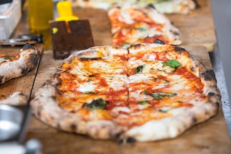 Pizza Margherita su tagliere in legno