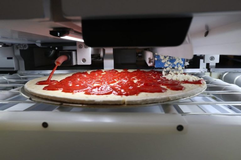 La pizza preparata dal robot di Picnic