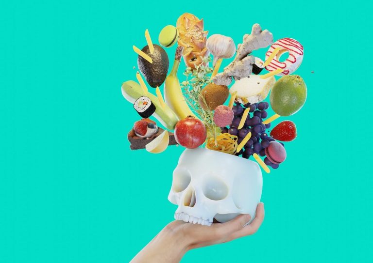 Un teschio in gesso da cui esce del cibo a Play with Food||Due ragazze in cucina davanti ai fornelli