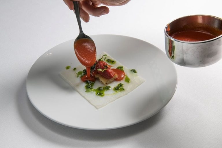 Un piatto di Max Poggi in preparazione|L'insalata russa di Max Poggi e un bicchiere di vino rosso