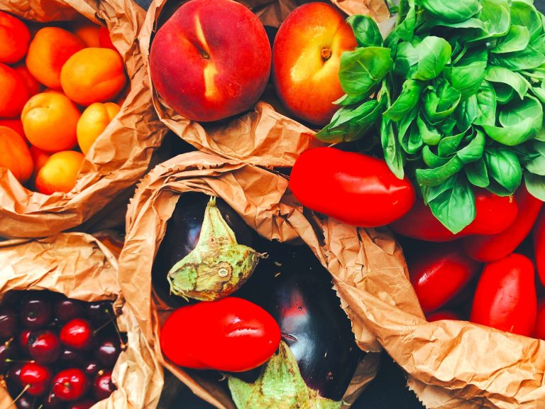 frutta e verdura di stagione estiva|distribuzione di cibo gratis alle persone in difficoltà|Una bimba nell'orto