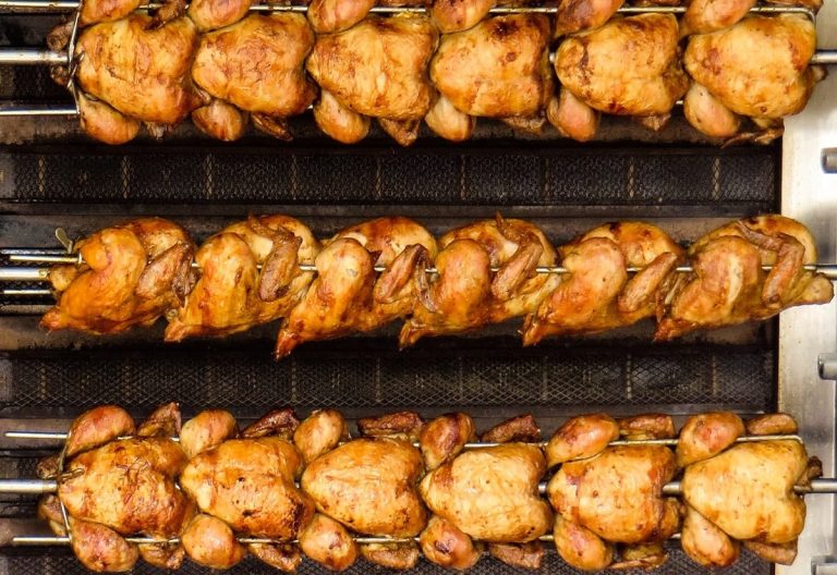 Polli allo spiedo|Gianni Marelli con Beppe Sala nella cucina di Pollo Volante