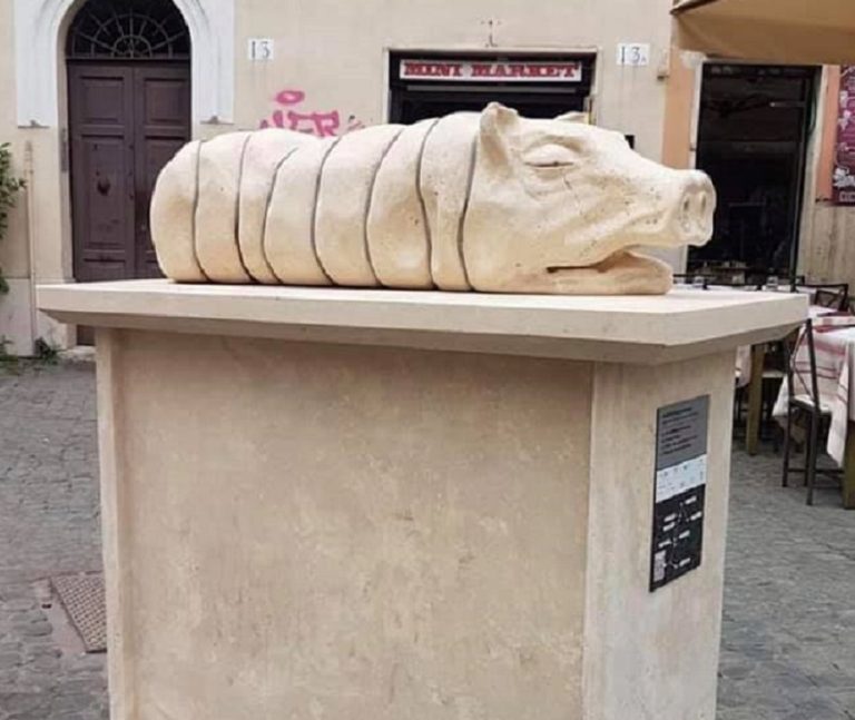 statua della porchetta a Roma|Statua di porchetta