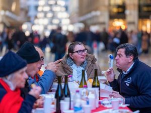 pranzo natale senzatetto galleria milano multa|pranzo vigilia clochard vigilia|||