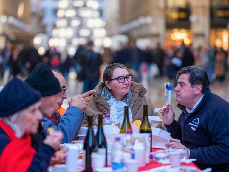 pranzo natale senzatetto galleria milano multa|pranzo vigilia clochard vigilia|||