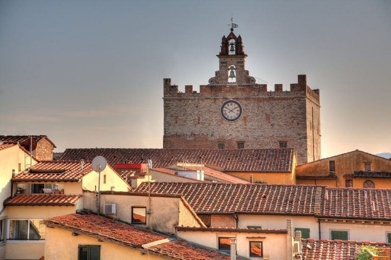 Prato vista dai tetti|laquila_pesche|I biscotti di Prato: taglio|Un dolce di Luca Mannori|La mortadella di Prato|Paolo e Andrea Sacchetti con le pesche di Prato
