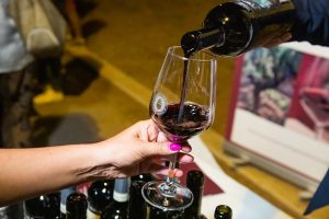 Banco d'assaggio del Primitivo di Manduria: il vino versato in un calice|La vigna di Primitivo di Manduria|Filatura della mozzarella