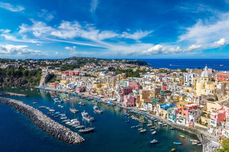 Procida|marco-badalucci|Cappuccino con porcini e garusolo all'anice stellato di marco badalucci. Foto Giuli Gibelli|La Lampara Procida|Delizia al limone con bignè di lampone e sorbetti di Marco Badalucci. Foto Giuli Gibelli