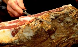 taglio a coltello del prosciutto crudo|ghirardi prosciuttiPARMA|san_daniele__con_osso|marchio Crudo Dop Cuneo|San Daniele - Dok DallAva|Prosciutto San Daniele|prosciutto norcia|Prosciutto crudo e melone