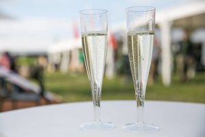 Due calici di Prosecco su un tavolo all'aperto|