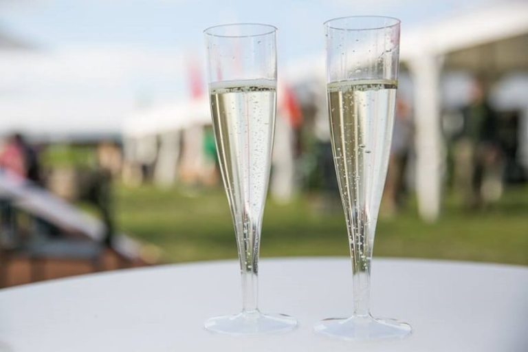 Due calici di Prosecco su un tavolo all'aperto|