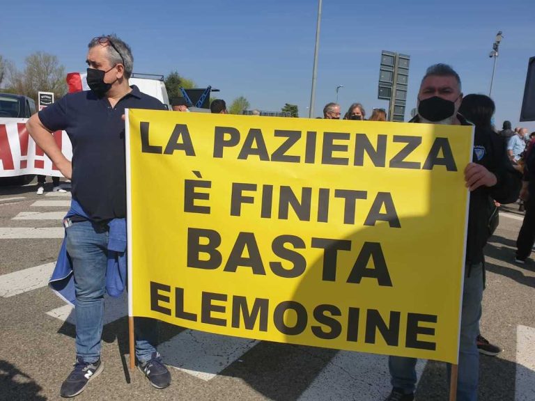 proteste dei ristoratori|Protesta dei ristoratori notturna|ristoratori bloccano le strade|Naccari in strada|protesta ioapro|blocco stradale dei ristoratori|proteste dei ristoratori in strada