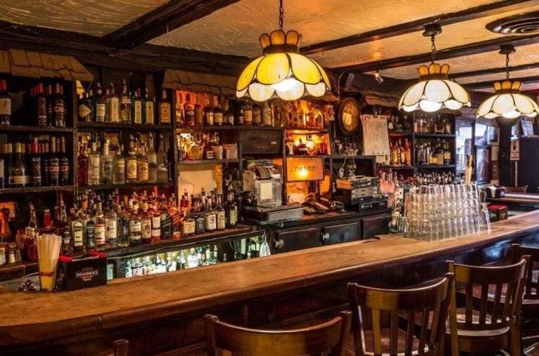 Il bancone di un pub irlandese|La foto di un cliente in un pub di Londra