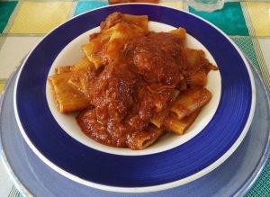 Un piatto di pasta al ragù|