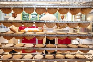 Dolci lievitati in fase di asciugatura all'AtelieReale|La preparazione dei grissini stesi in teglia all'AtelieReale||Al lavoro con i grandi lievitati nell'AtelieReale|