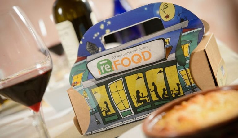 Una doggy bag antispreco sul tavolo del ristorante