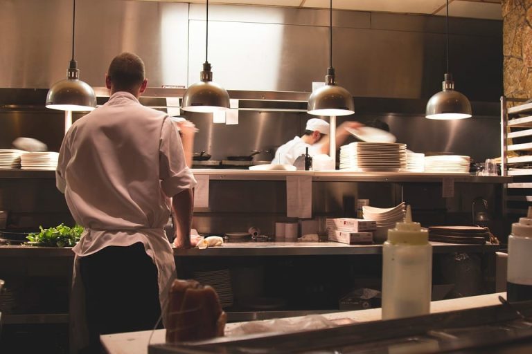 Chef al lavoro in cucina|chef in cucina