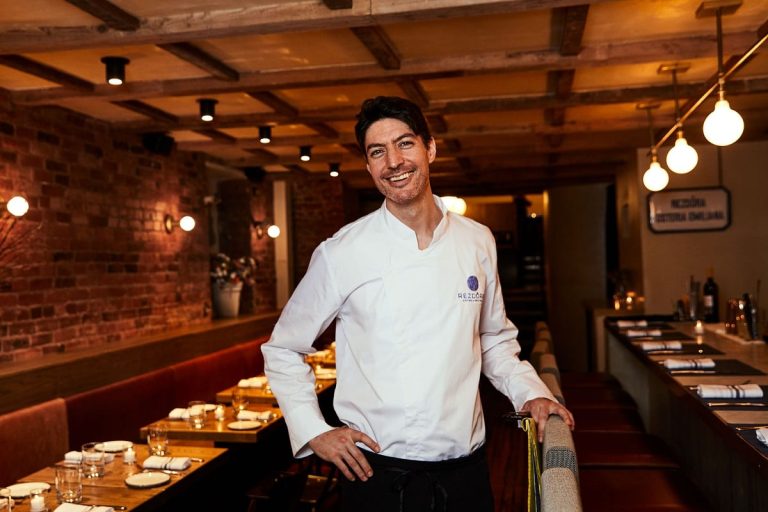 Stefano Secchi da Rezdora|I cappelletti verdi di Rezdora|I garganelli freschi di Rezdora|Due piatti di pasta di Rezdora|L'insegna di Rezdora