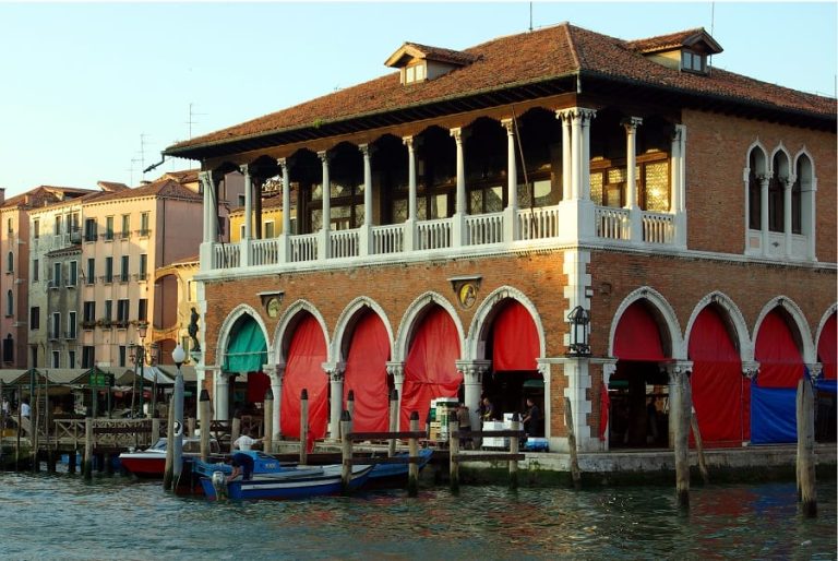 la Loggia delle Pescherie di Rialto vista dal Canal Grande|