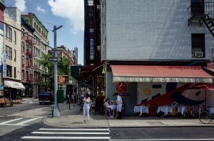 I tavoli su strada di un ristorante all'incrocio tra due strade di New York