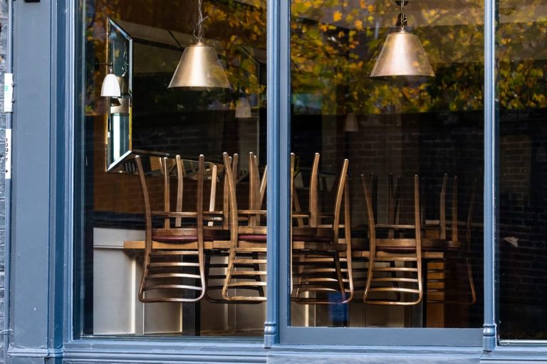 Sedie sul banco di un ristorante chiuso