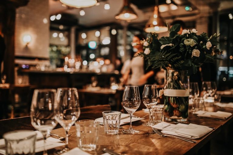 Un tavolo apparecchiato al ristorante