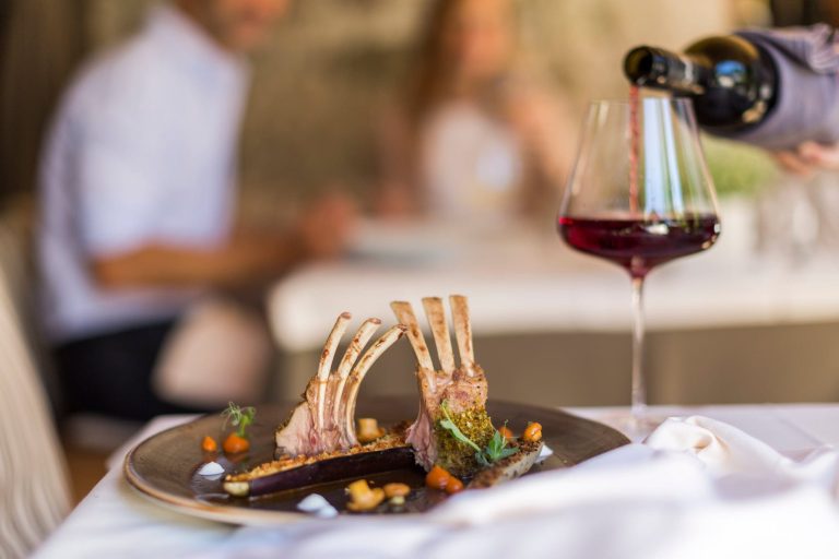 Carrè di agnello al tavolo di un ristorante