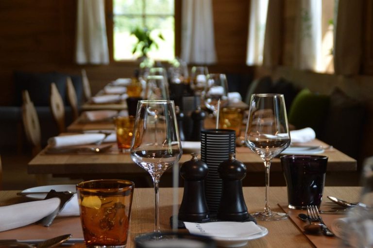 I tavoli apparecchiati di un ristorante|