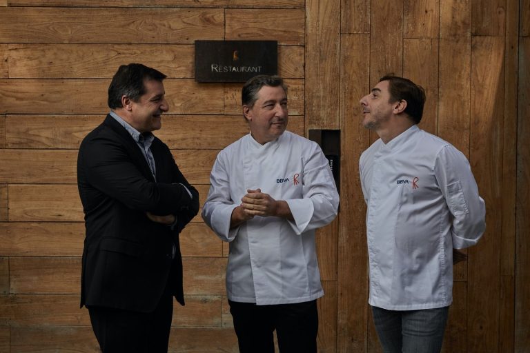 I fratelli Roca|La box con i prodotti di Gastronomia Sostenible|L'uniforme di plastica riciclata dei Roca