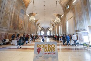 Roero Days la sala che ospita la degustazione|Roero Days . un momento della manifestazione con i banchi di assaggio
