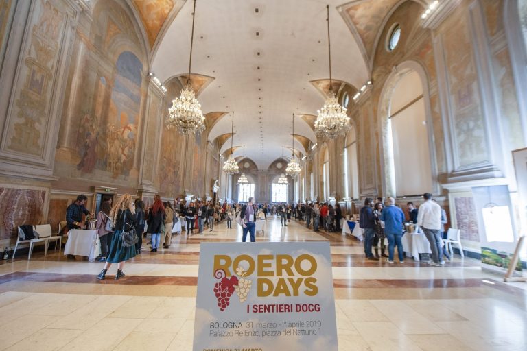 Roero Days la sala che ospita la degustazione|Roero Days . un momento della manifestazione con i banchi di assaggio