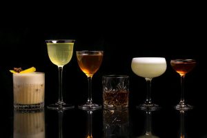 |Il Palazzo dei Congressi di Roma|Un barman completa un cocktail versandolo in coppa Martini dallo shaker