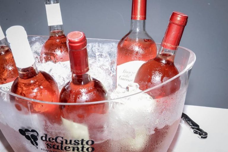Roséxpo a Lecce: bottiglie di vino rosato in glacette|