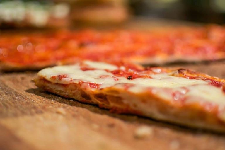 Pizza margherita a taglio|Il banco di un forno romano con la pizza a taglio|La pizza bianca del forno Roscioli