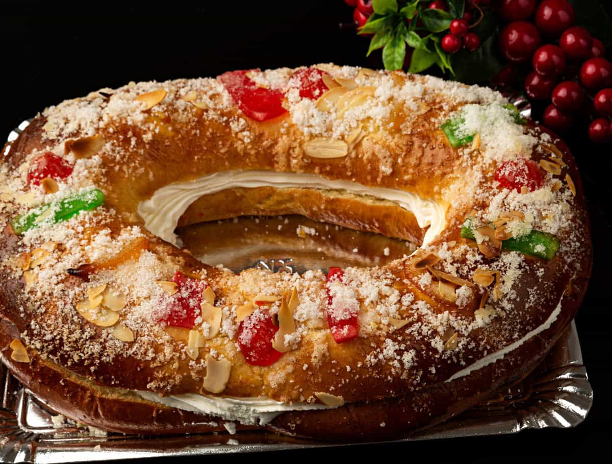 Cos'è e come si fa il roscón de reyes, la ciambella dell'Epifania spagnola che nasconde una sorpresa all'interno