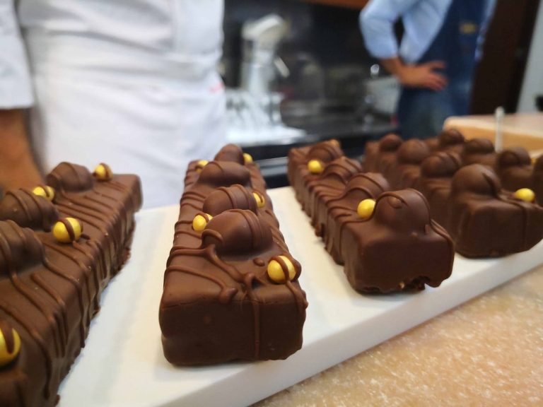 Le barrette energetiche della Pasticceria Nuovo Mondo|Andrea e Paolo Sacchetti seduti al tavolino con le barrette Energ-Eat