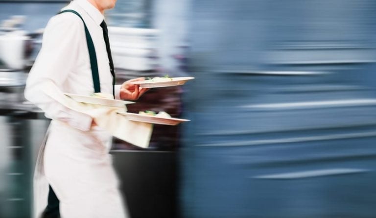 Un cameriere in movimento durante il servizio al ristorante
