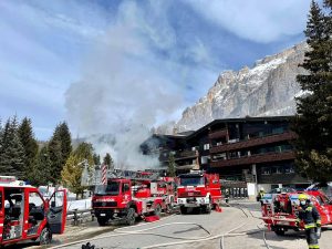 Ciasa Salares in fiamme|Ciasa Salares in fiamme|Fiamme a Ciasa Salares|I vigili del fuoco a Ciasa Salares