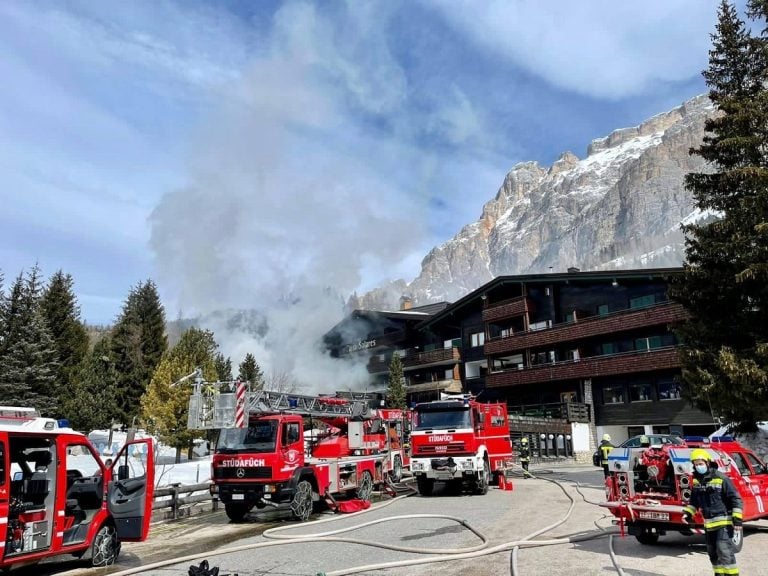 Ciasa Salares in fiamme|Ciasa Salares in fiamme|Fiamme a Ciasa Salares|I vigili del fuoco a Ciasa Salares