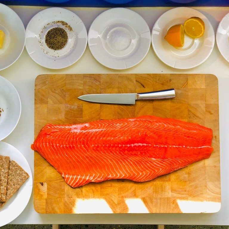 Filetto di salmone su tagliere con ciotole di aromi e limone|Il filetto di salmone di Upstream|Ostriche aperte e condite con salsa al festival delle ostriche danese