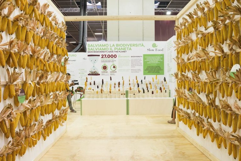 Una sala sulla biodiversità al Salone del Gusto|Forum di Terra Madre|Una donna mostra un seme|Salone del gusto 2020