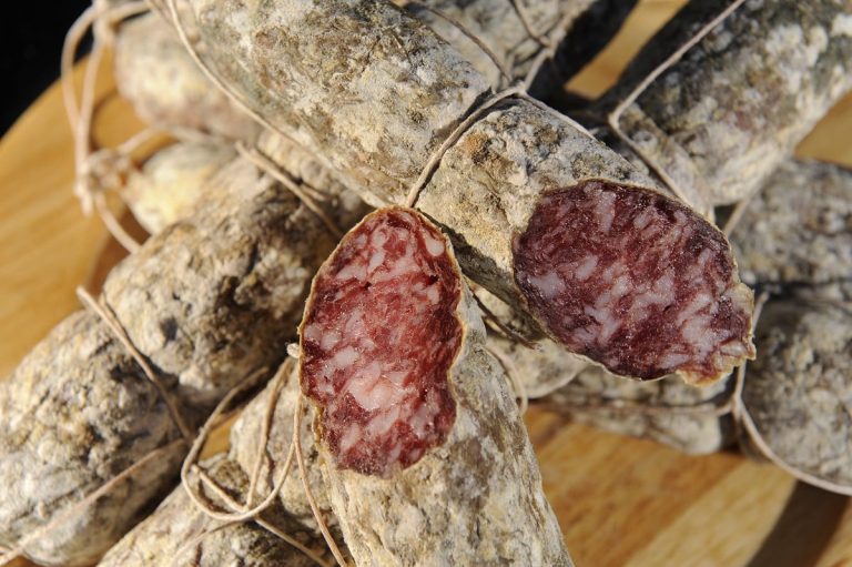 La corallina di Montefiascone|Prosciutti e salumi appesi da Dol|Capocollo intero e affettato su tagliere in legno|Un prosciutto di filiera Dol intero e affettato sul tagliere