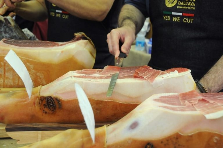 Prosciutti tagliati a mano