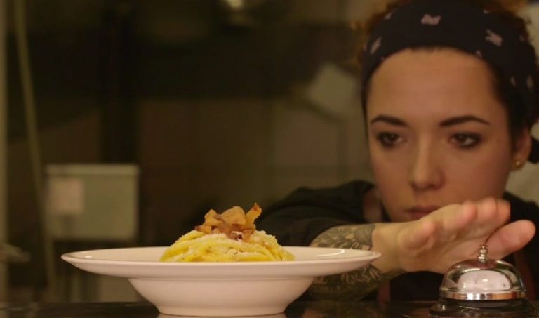 Sarah Cicolini al pass di Santo Palato|Sarah Cicolini a sua nonna fanno la pasta alla chitarra nella cucina del castello di Semivicoli|tre cannelloni ricotta e spinaci al pomodoro|