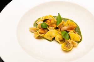 Un piatto di pasta ripiena con cozze di Heinz Beck