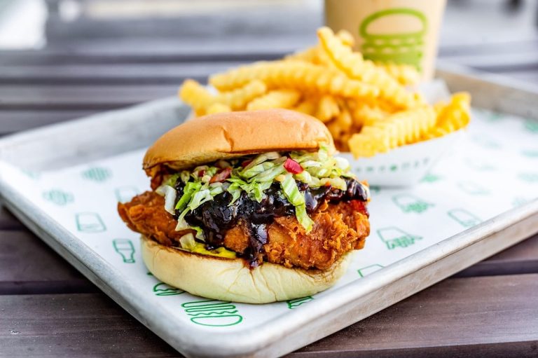 Il panino con pollo fritto e patatine di Shake Shack|Chris Sheperd con il suo panino