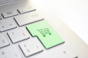 tastiera computer con tasto per comprare online|comprare online. strategie di vendita e marketing||grafico dei i vitigni più cercati online|grafico delle ricerche vino online nei paesi g7|Tastiera con pulsante con calice di vino