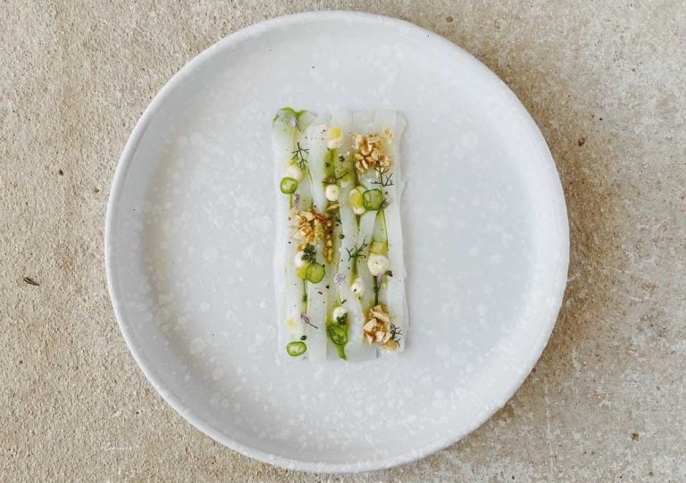 Seppia cruda con miso e mandorle