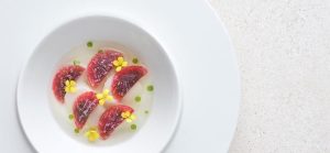 Un piatto di ravioli rossi in brodo da Odette a Singapore|Un piatto di pasta da Buona Terra a Singapore